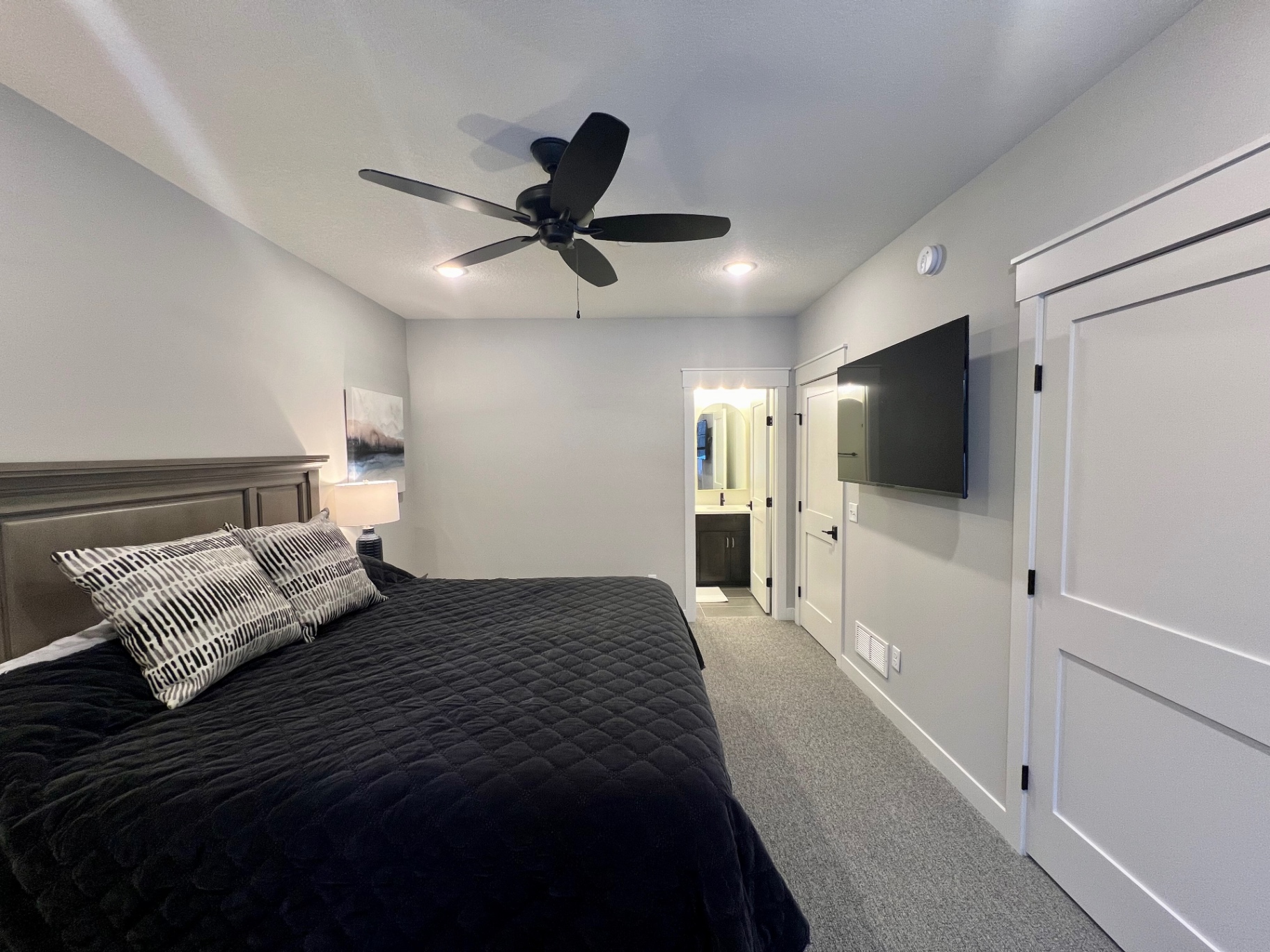 Bed with private bath access.