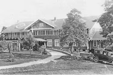 The original Grand View Lodge main building circa 1920